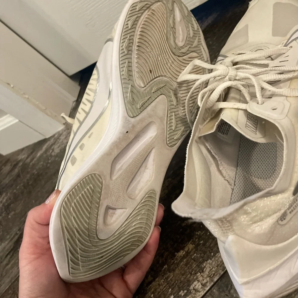 Nike Womens Zoom Gravity BQ3203-001 Ivory Running Shoes Sneakers Size 8.5 EUC